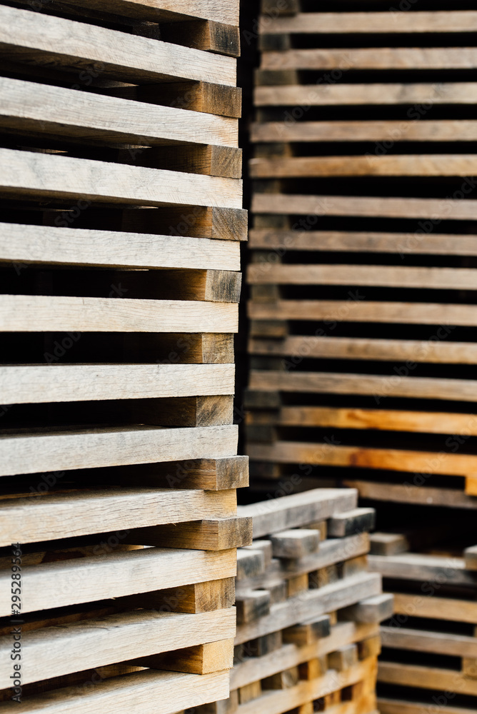 douelles et planches de bois dans une tonnellerie et scierie douelles et planches de bois dans une tonnellerie et scierie