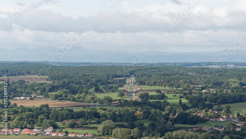 Vue sur la ville de Vichy et la forêt de la boucharde ainsi que le contournement routier