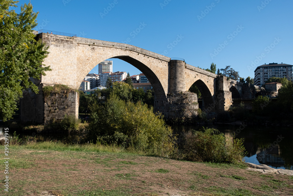 Puente romano de Ourense sobre el rio Minho, conocido como ponte vella. Ourense, Galicia. España.