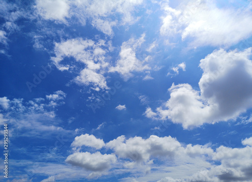 Fototapeta Naklejka Na Ścianę i Meble -  Stratocumulus white clouds in the blue sky natural background beautiful nature space for write