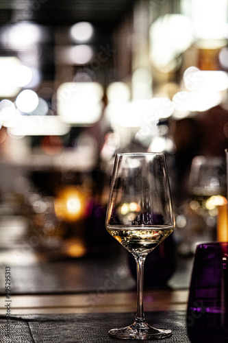 Weinglas im Club