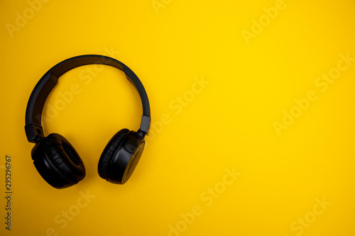 bluetooth kopfhörer auf gelbem hintergrund / headset on yellow background