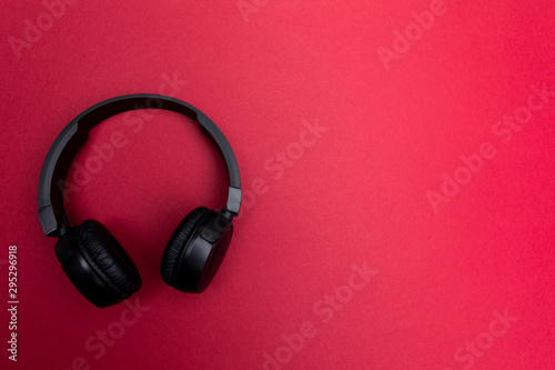 bluetooth kopfhörer auf roten hintergrund / headset on red background
