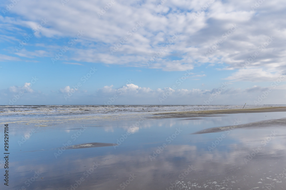 Morgenstimmung am Meer - Wolken spiegeln sich im Wasser am Strand - Kijkduin Strand, Den Haag, Holland, Niederlande Morgenstimmung am Meer - Wolken spiegeln sich im Wasser am Strand - Kijkduin Strand, Den Haag, Holland, Niederlande