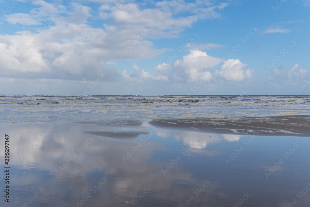 Morgenstimmung am Meer - Wolken spiegeln sich im Wasser am Strand - Kijkduin Strand, Den Haag, Holland, Niederlande