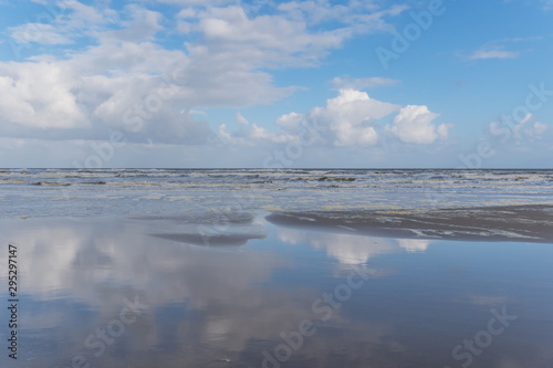 Morgenstimmung am Meer - Wolken spiegeln sich im Wasser am Strand - Kijkduin Strand, Den Haag, Holland, Niederlande