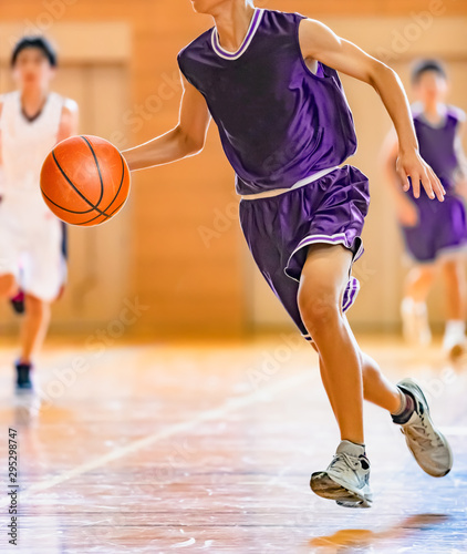 バスケットボールの試合をする中学生 © taka
