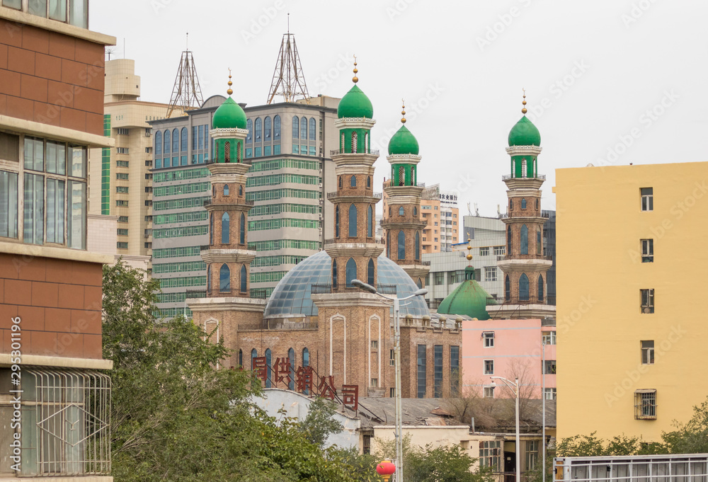 Obraz premium Urumqi, China - capital of the Xinjiang Uygur Autonomous Region, Urumqi displays a wonderful balance between islamic and chinese culture. Here in particular one of the numerous mosques in the Old Town