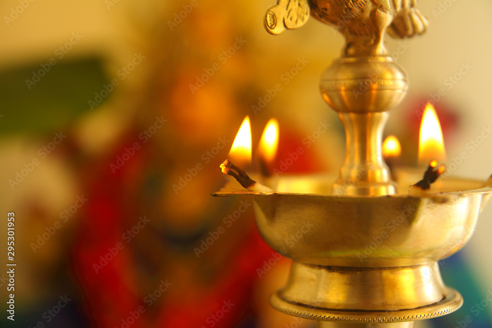 Indian Traditional Silver Oil Lamp in Varalakshmi vratam festival foto
