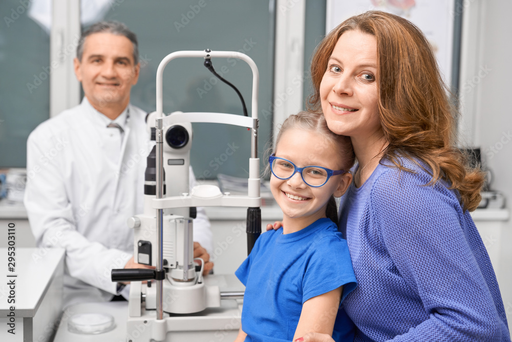 Obraz premium View from side of mother and child checking sight in clinic