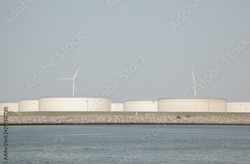 Tanks für flüssiges Massengut mit Windrädern zur Erzeugung von Windenergie im Hochseehafen Rotterdam Niederlande - Maasvlakte 2 photo