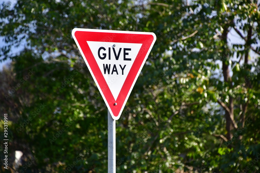 オーストラリアのGIVE WAYの道路標識