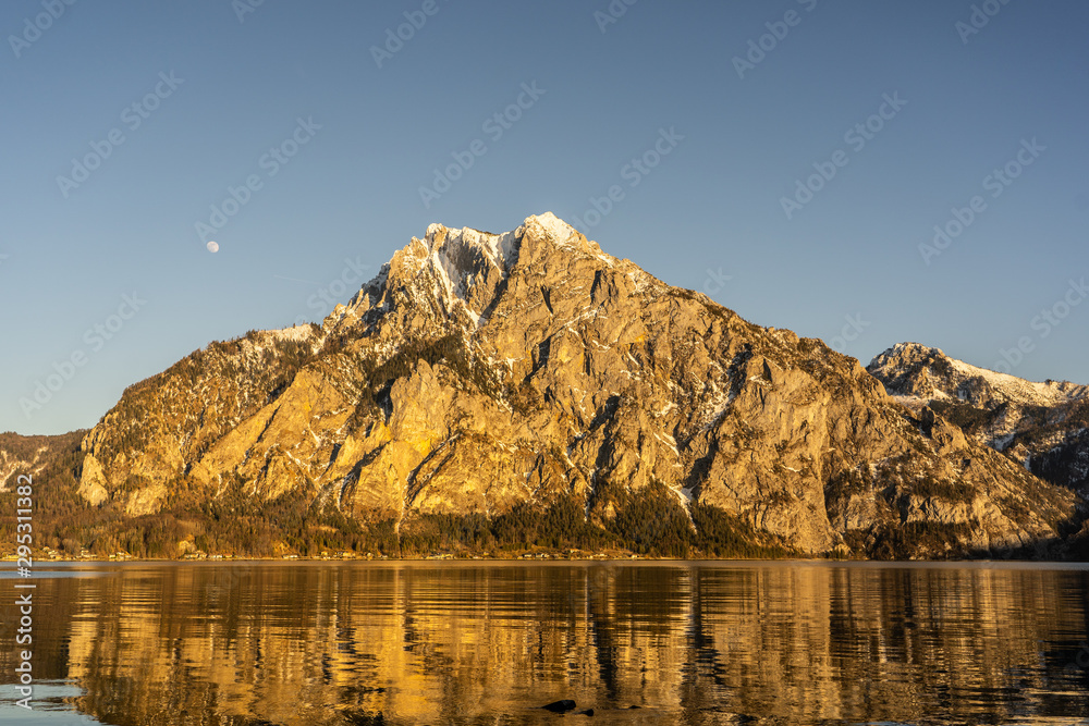 Traunstein during sunset in Austria, Austrian alps during sunset with a lake in the foreground, mountains during sunset austria europa