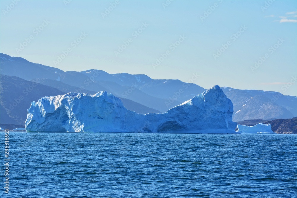 Titel: Disko Bay, Greenland - July - boat trip in the morning over the arctic sea - cold and fresh air and big beautiful icebergs, quiet moments in a wonderful nature