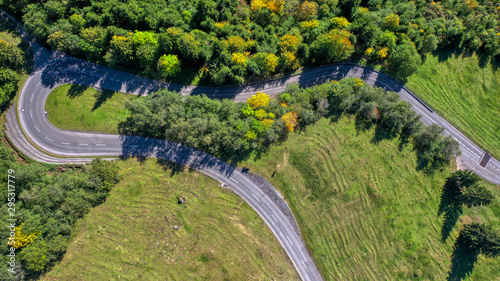 Eine Kurve nach der anderen am Glaubenbergpass, Schweiz