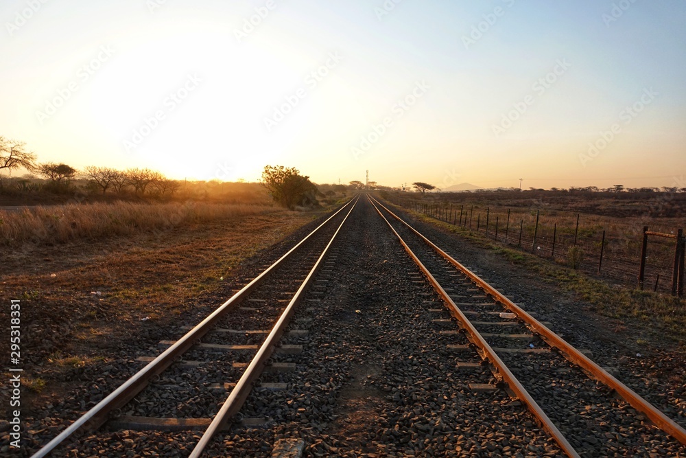 Fototapeta premium 夕暮れ時の線路