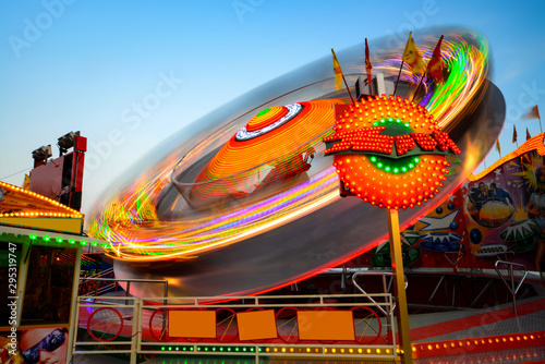 Kirmes Karussell Rummel Festplatz Jahrmarkt blaue Stunde Langzeitbelichtung Farben Rummel Lichter Wischer Bewegung Iserlohn Lichtspuren Wellen Illumination Osterkirmes Seilersee Sauerland photo