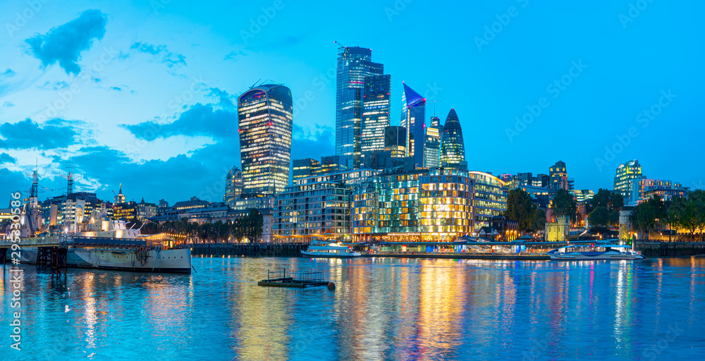 Obraz premium Skyline of London with the Thames River at sunset - United Kingdom
