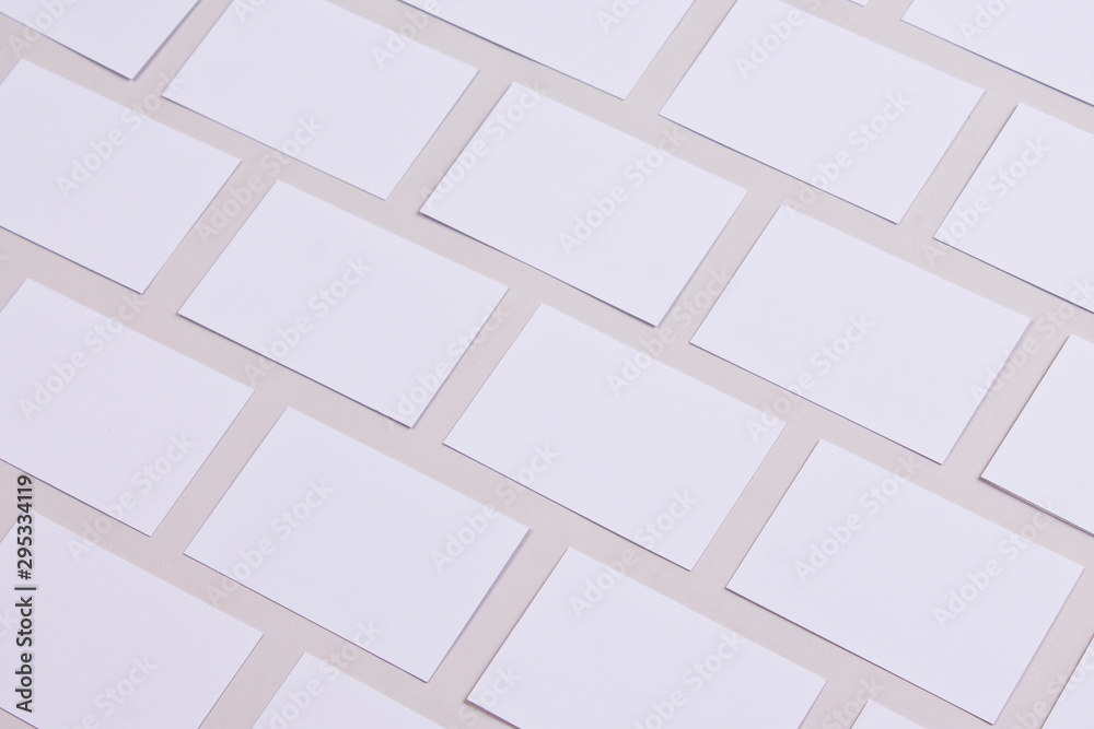 Mockup tarjetas de visita blancas sobre fondo gris