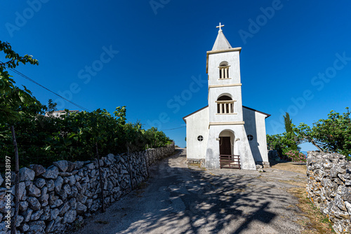 Valokuvatapetti Small chapel on Cres island, Croatia
