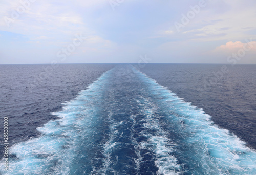 Fotografie wake of ship on the water