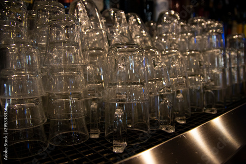 Tazas y vasos de café en cafetera de bar-restaurante