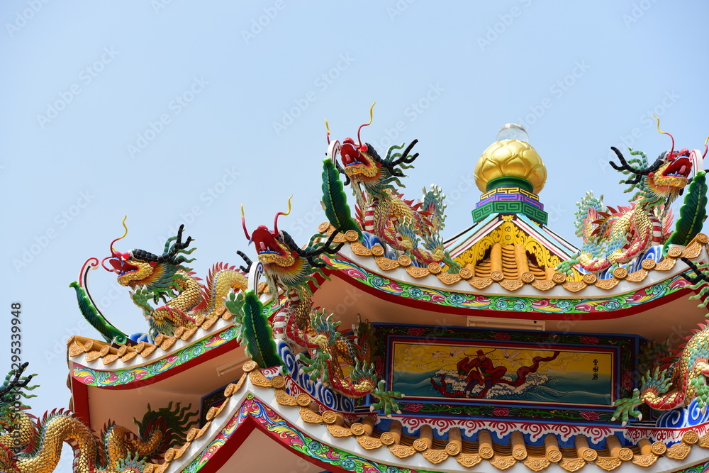 Fototapeta premium Dragon Statue at Chinese temple