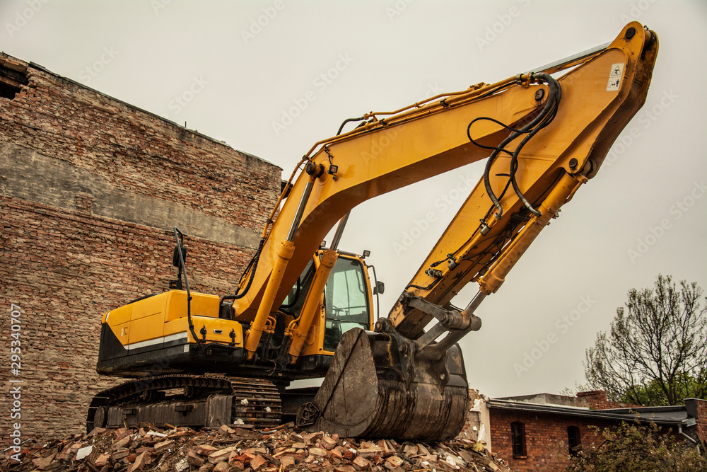 Fototapeta premium wyburzenia budynku koparką