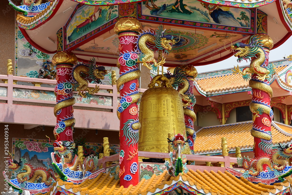 Fototapeta premium Dragon Statue at Chinese temple