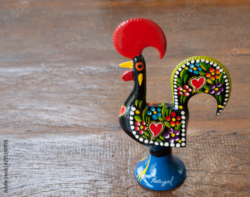 Rooster of Barcelos (Rooster of Barcelos) on a wooden table