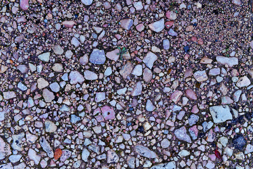 Fotografi A section of rock strewn with small stones
