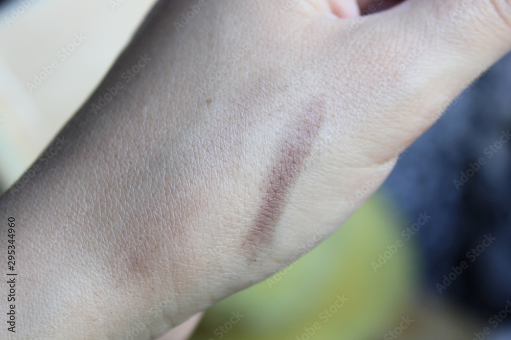 Naklejka premium Swatches of different colors on women's hands