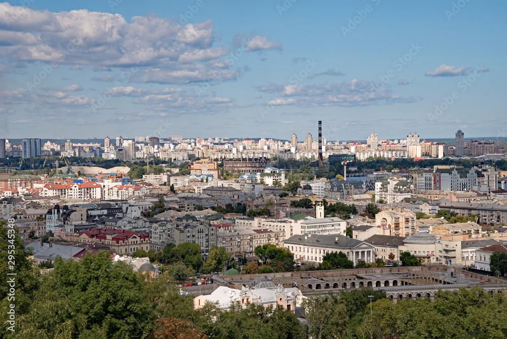 Blick über den Stadtteil Podil in Kiew in der Ukraine 