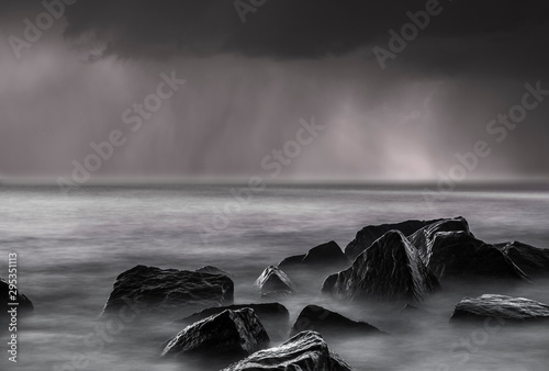 Regenwolken über dem Meer