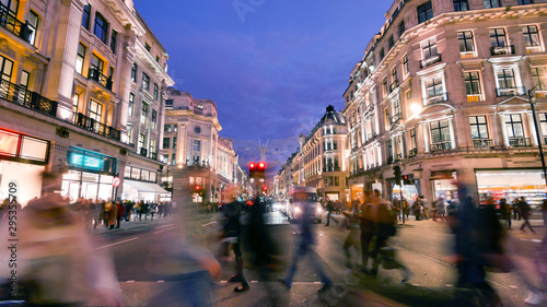 Obraz na płótnie Shopping at Oxford street, London, Christmas day w salonie