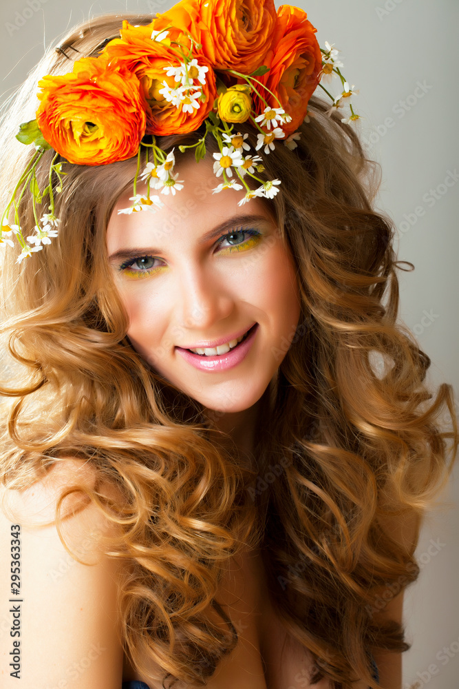 Naklejka premium Beauty young woman with flowers and make up close up, real spring beauty happy smiling