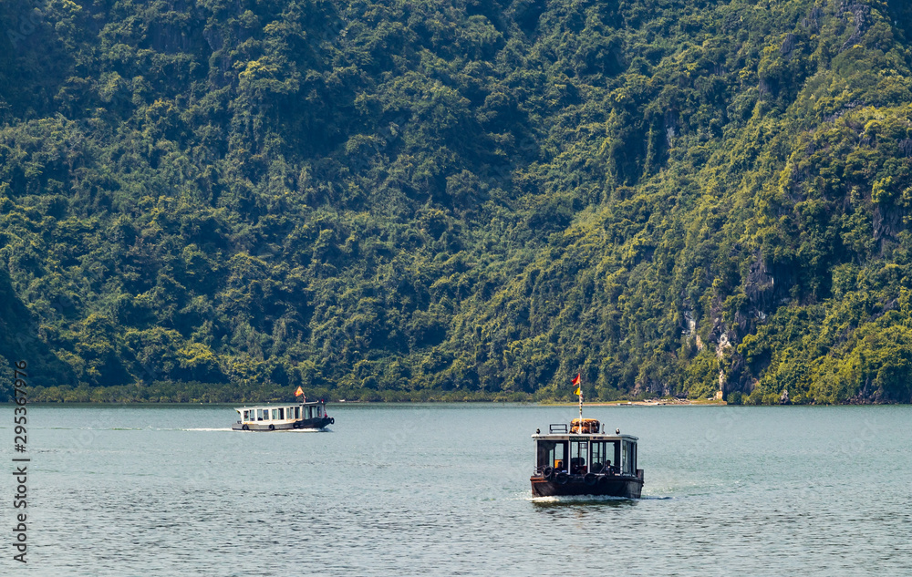 Barcos de transporte  en la bahía de Ha long