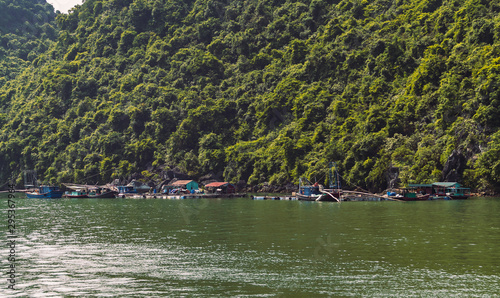 Schilderij op canvas La vida de los  pescadores en la bahía de Ha long