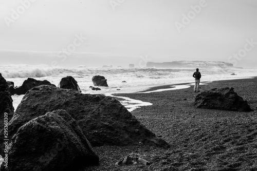 turisti sulla spiaggia nera Reynisfjara beach - Islanda