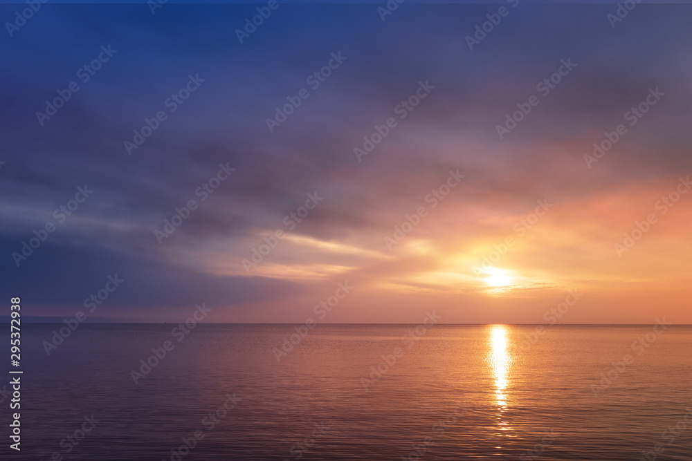 Obraz premium early morning sunrise on a choppy river / wind early spring landscape