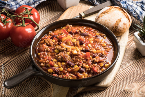 Obraz na płótnie Chili con carne in a clay pan. w salonie