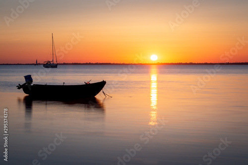 Segelschiff bei Sonnenaufgang an der Ostsee