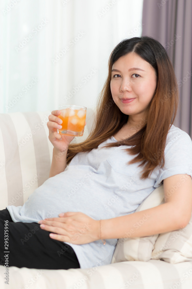 Healthy belly pregnant women with orange juice Healthy belly pregnant women with orange juice