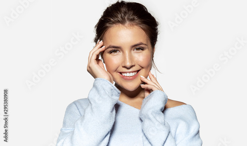 Fotografia Studio portrait of charming smiling lady wearing comfy light blue pullover