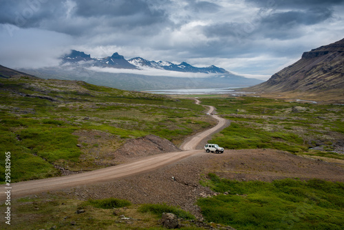 Obraz na płótnie White Off-road car on the icelandic road. w salonie