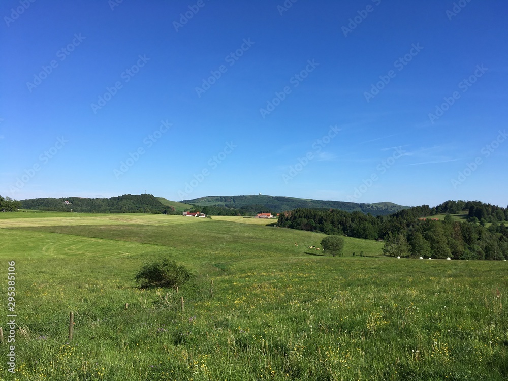 blick in die landschaft eselsbrunn rhön mit wasserkuppe im hintergrund blick in die landschaft eselsbrunn rhön mit wasserkuppe im hintergrund