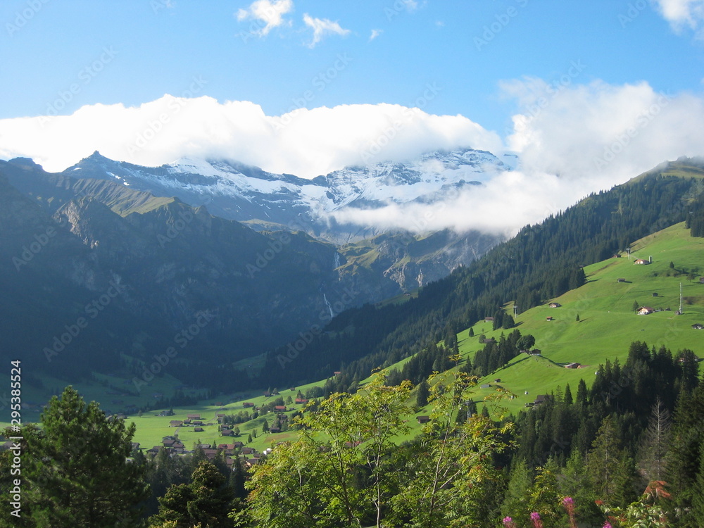 In Wolken /Nebel gehüllter Berggipfel - Adelboden, Berner Oberland - Schweiz
