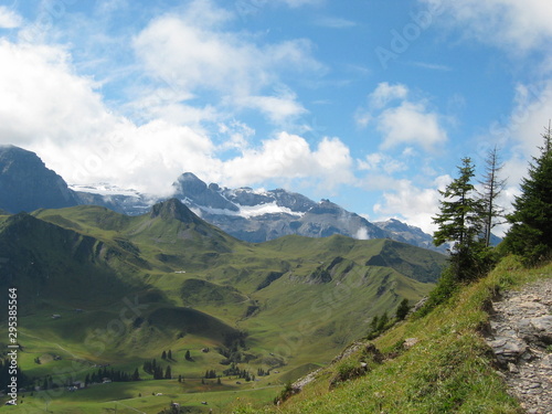Blick auf Tal mit Bergen im Hintergrund- Adelboden, Berner Oberland - Schweiz