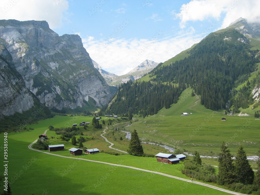 Sicht auf das Bergdrof Bargis bei linker Hand Flimserstein - Nähe Flims - Kanton Graubünden- Schweiz 
