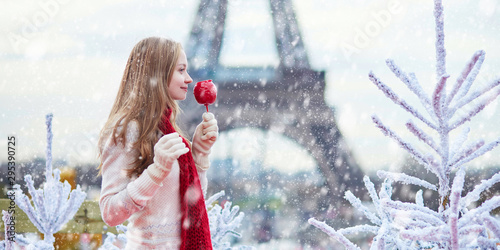 Canvas Print Girl with caramel apple on a Parisian Christmas market